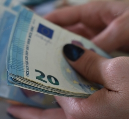 Πότε πληρώνεται το Δώρο Χριστουγέννων: Τι μπορούν να κάνουν οι εργαζόμενοι αν δεν καταβληθεί