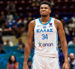 EuroBasket 2025, Ελλάδα – Ιταλία 75-66: Το πρώτο βήμα από τα εννιά έγινε με σούπερ Αντετοκούνμπο και άμυνα γρανίτη