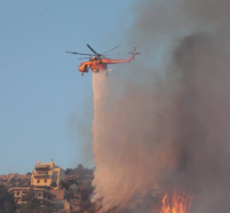 Αναζωπυρώσεις και διάσπαρτες εστίες στη δυτική Αττική, σκληρή μάχη στο Κανδήλι