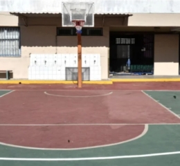 Αιγάλεω: Άνδρας περιφερόταν γυμνός έξω από δημοτικό σχολείο