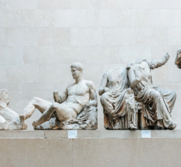 Μπράιαν Κοξ: «Τα Γλυπτά του Παρθενώνα πρέπει να πάνε σπίτι τους – Αφήστε τα να φύγουν»