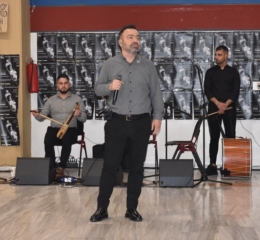 Αλέξης Παρχαρίδης: «Η ποντιακή μουσική μάς κράτησε ζωντανούς μέσα στους αιώνες»