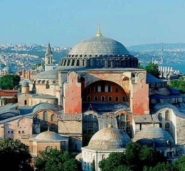 Συνελήφθησαν γιατί άνοιξαν ελληνική σημαία με σταυρό μέσα στην Αγιά Σοφιά, τη Μεγάλη Πέμπτη