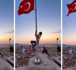 Χαμός στην Τουρκία με τουρίστρια που έκανε pole dancing σε στύλο με την σημαία