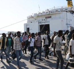 Μεταναστευτικό Κρήτη: «Έκρηξη» ροών &#8211; «Ασφυξία» στην Αγυιά, βιαιοπραγίες μεταξύ μεταναστών