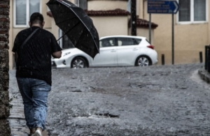 Καιρός σήμερα: Ισχυρές βροχές, καταιγίδες και χαλάζι σε πολλές περιοχές – Συνεχίζει σταθερά η πτώση της θερμοκρασίας
