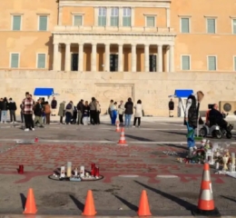 Πεδίο αντιπαράθεσης το Μνημείο του Αγνώστου Στρατιώτη: Η «περίεργη» σιωπή του Νίκου Δένδια και τα ονόματα των 57 θυμάτων των Τεμπών