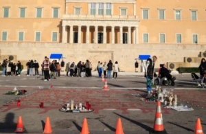 Πεδίο αντιπαράθεσης το Μνημείο του Αγνώστου Στρατιώτη: Η «περίεργη» σιωπή του Νίκου Δένδια και τα ονόματα των 57 θυμάτων των Τεμπών