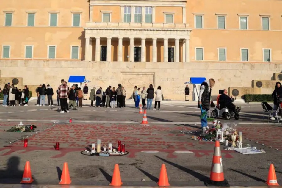 Πεδίο αντιπαράθεσης το Μνημείο του Αγνώστου Στρατιώτη: Η «περίεργη» σιωπή του Νίκου Δένδια και τα ονόματα των 57 θυμάτων των Τεμπών