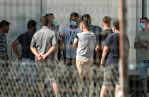 «Μαχαίρι» στα επιδόματα για το μεταναστευτικό – Τι αλλάζει σε στέγαση, σίτιση και δομές φιλοξενίας