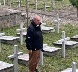 Στη Βόρεια Ήπειρο ο Κώστας Καραμανλής: Απέτισε φόρο τιμής στα μνημεία πεσόντων Ελλήνων στρατιωτών