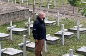 Στη Βόρεια Ήπειρο ο Κώστας Καραμανλής: Απέτισε φόρο τιμής στα μνημεία πεσόντων Ελλήνων στρατιωτών
