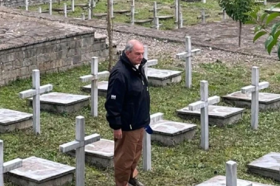Στη Βόρεια Ήπειρο ο Κώστας Καραμανλής: Απέτισε φόρο τιμής στα μνημεία πεσόντων Ελλήνων στρατιωτών