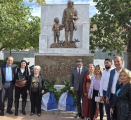 Συγκίνηση και υπερηφάνεια στα αποκαλυπτήρια του μνημείου και τα εγκαίνια της πλατείας Ποντίων στο Πέραμα
