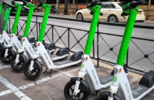 Τα πατίνια «εξορίζονται» από την Ακρόπολη και το ιστορικό κέντρο της Αθήνας ενώ απαγορεύεται να κινούνται στα πεζοδρόμια