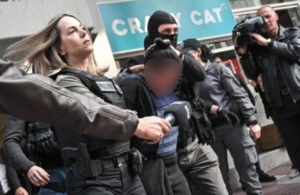 Σαλαμίνα: Από το «θέλω να τιμωρηθώ» στο «δε θυμάμαι» &#8211; Η πρώτη αντίδραση του γιου της ηλικιωμένης