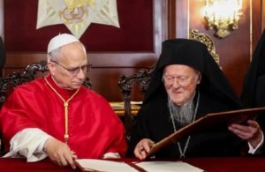 Πάπας Λέων: Στιγμή υψηλού συμβολισμού για τις σχέσεις των δύο εκκλησιών η υπογραφή της Κοινής Δήλωσης με τον Οικουμενικό Πατριάρχη Βαρθολομαίο