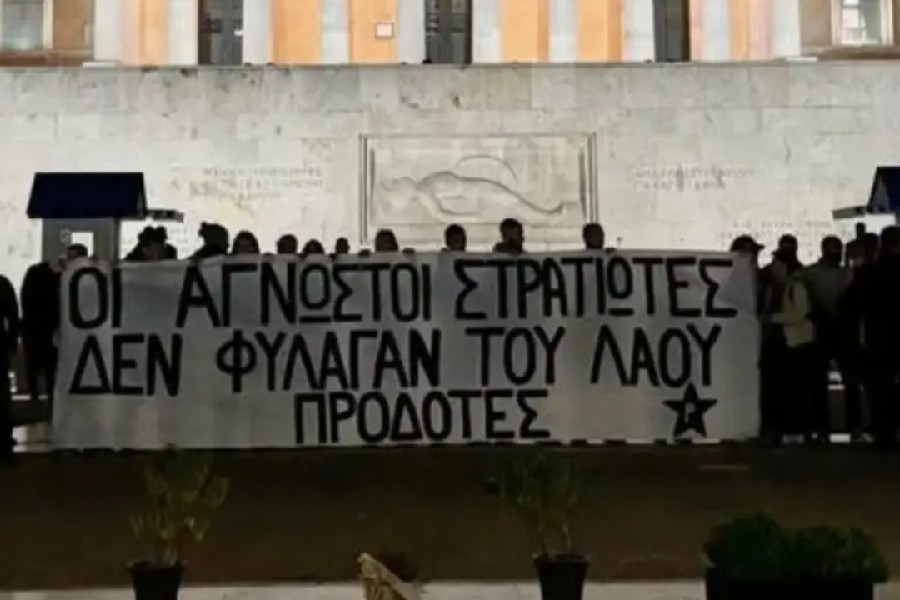 Γεγονός η πρώτη καταδίκη για το μνημείο του Άγνωστου Στρατιώτη: 9μηνη φυλάκιση για 23 μέλη του Ρουβίκωνα