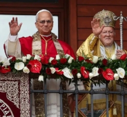 Φανάρι: Πατριάρχης Βαρθολομαίος και Πάπας Λέων ευλόγησαν τους πιστούς από τον εξώστη του Πατριαρχείου