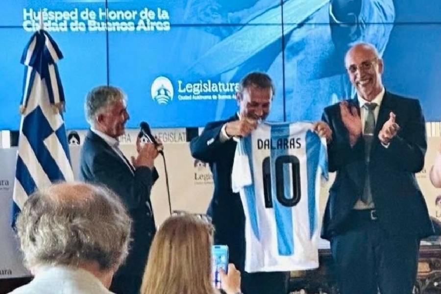 «Διακεκριμένος Πολίτης» του Μπουένος Άιρες ο Γιώργος Νταλάρας – Πήρε τη θρυλική φανέλα της εθνικής Αργεντινής με το «10»