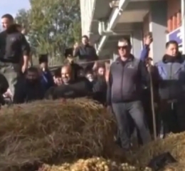 Ένταση στην Καβάλα: Διαμαρτυρία αγροτών με άχυρα, γάλα, ντομάτες και σταφύλια