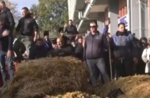 Ένταση στην Καβάλα: Διαμαρτυρία αγροτών με άχυρα, γάλα, ντομάτες και σταφύλια