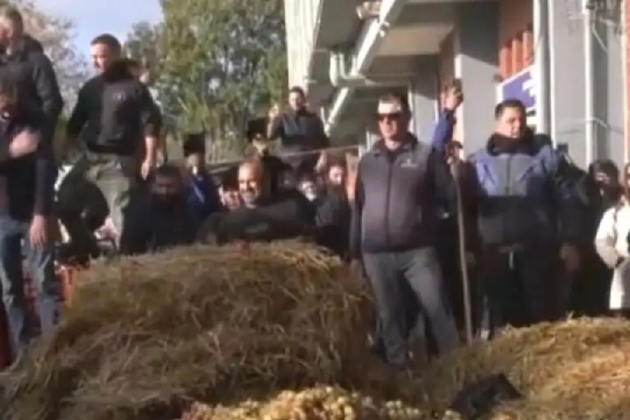 Ένταση στην Καβάλα: Διαμαρτυρία αγροτών με άχυρα, γάλα, ντομάτες και σταφύλια