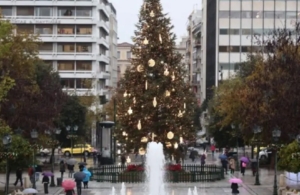 Εορταστικό ωράριο: Πώς θα λειτουργήσουν σήμερα εμπορικά καταστήματα και σούπερ μάρκετ