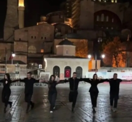 Έλληνες χόρεψαν χασάπικο μπροστά στην Αγία Σοφία: «Είναι ΑΙ», σχολιάζουν οι Τούρκοι