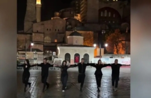 Έλληνες χόρεψαν χασάπικο μπροστά στην Αγία Σοφία: «Είναι ΑΙ», σχολιάζουν οι Τούρκοι