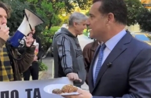 Ο Άδωνις Γεωργιάδης πρόσφερε μελομακάρονα σε εργαζόμενους στο νοσοκομείο «Έλενα Βενιζέλου» που διαμαρτύρονταν