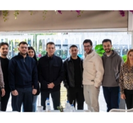 Ο Χρυσοχοΐδης συναντήθηκε με νέους Ρομά στην Αγία Βαρβάρα: «Είστε το παράδειγμα που μπορεί να αλλάξει την κοινωνία»