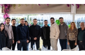 Ο Χρυσοχοΐδης συναντήθηκε με νέους Ρομά στην Αγία Βαρβάρα: «Είστε το παράδειγμα που μπορεί να αλλάξει την κοινωνία»