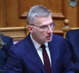 Η Ζωή Κωνσταντοπούλου έκανε «αρένα» τη Βουλή: Μήνυση και αγωγή ανήγγειλε ο Άκης Σκέρτσος – Χυδαίο μήνυμα αποκάλυψε ο Μακάριος Λαζαρίδης