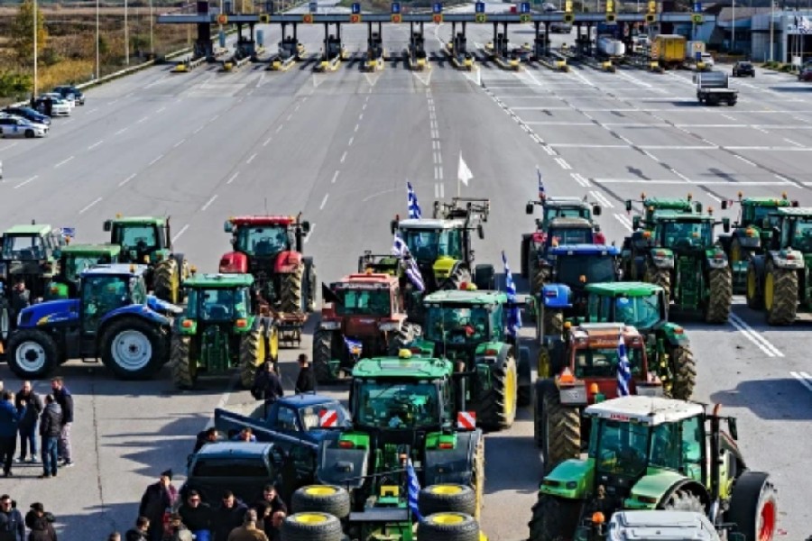 Αγρότες: Πάνω από 3.500 τρακτέρ στα μπλόκα σε Νίκαια και Ε65 – Αποκλείστηκαν τελωνεία