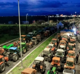 Μπλόκα αγροτών: Εντείνονται οι κινητοποιήσεις, αποκλεισμένη σε πολλά σημεία η χώρα