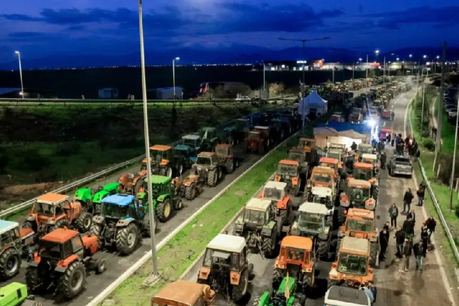 Μπλόκα αγροτών: Εντείνονται οι κινητοποιήσεις, αποκλεισμένη σε πολλά σημεία η χώρα