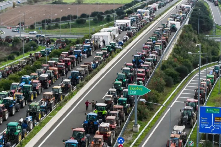 Αμετακίνητοι οι αγρότες: Νέες κινητοποιήσεις σε Ιονία Οδό και Κάστρο – Περικυκλωμένη από 3 μπλόκα η Θεσσαλονίκη
