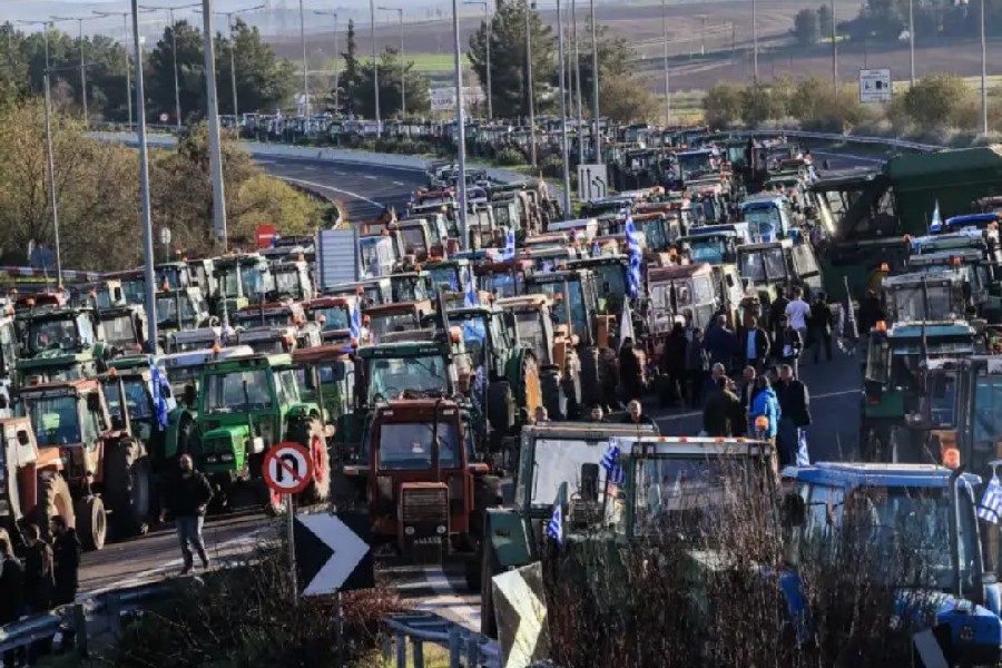 Μπλόκα αγροτών: Παραλύει η χώρα από τις κινητοποιήσεις – Κλειστή η ΠΑΘΕ, ετοιμάζονται να αποκλείσουν το λιμάνι του Βόλου