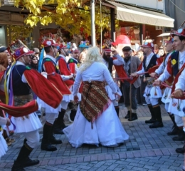 Μαθήματα Πυρρίχιου και Μωμόγερων στο Μακροχώρι