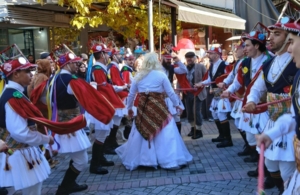 Μαθήματα Πυρρίχιου και Μωμόγερων στο Μακροχώρι