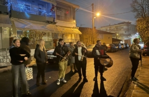 Ποντιακά κάλαντα ήχησαν στα στενά της Θέρμης