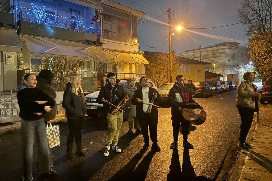Ποντιακά κάλαντα ήχησαν στα στενά της Θέρμης