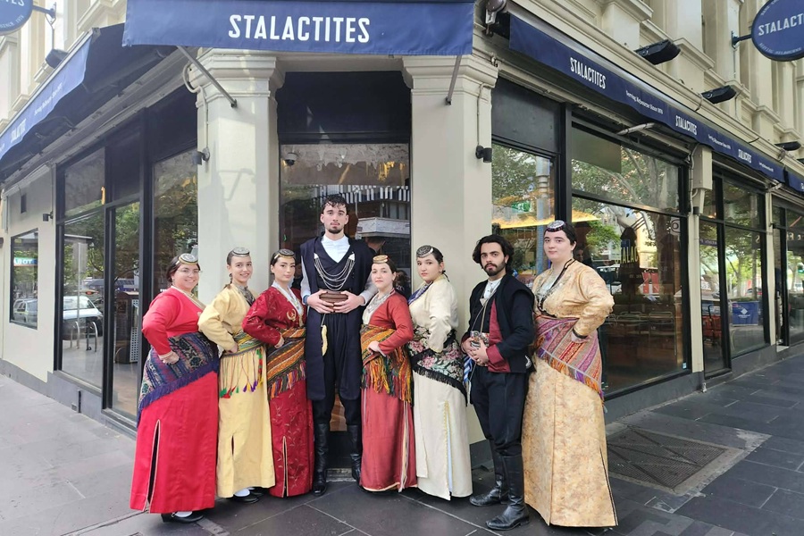 Ελληνοαυστραλός πρώην αθλητής διηγείται τα Χριστούγεννα των παιδικών του χρόνων με φόντο τους… Πόντιους της Μελβούρνης