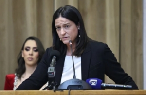 Κατώτατος μισθός: Νέα αύξηση από 1η Απριλίου, λέει η Κεραμέως