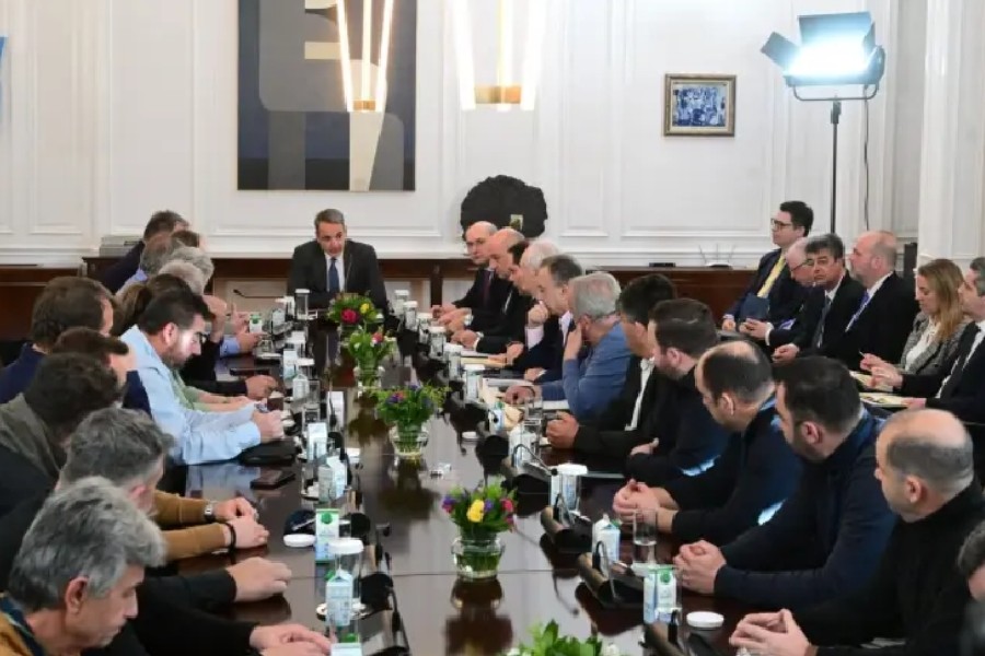 «Μία μάχη μετά την άλλη»: Τα νέα μέτρα για τους αγρότες, τα τρακτέρ στην Αθήνα και το plan B