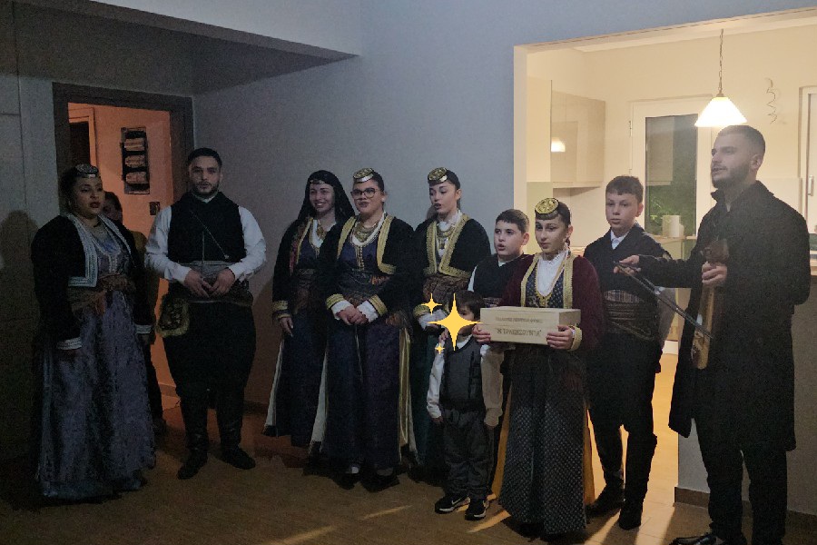 Τα κάλαντα με το παλαιό έψαλε η «Τραπεζούντα» Φυλής