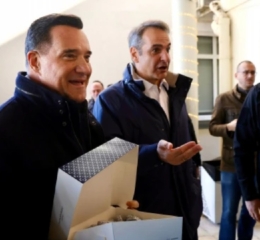 Επίσκεψη Μητσοτάκη στο «Γεννηματάς» – Ο Γεωργιάδης δίπλα του, μοίραζε γλυκά σε νοσηλευτές & ασθενείς