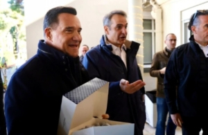 Επίσκεψη Μητσοτάκη στο «Γεννηματάς» – Ο Γεωργιάδης δίπλα του, μοίραζε γλυκά σε νοσηλευτές & ασθενείς