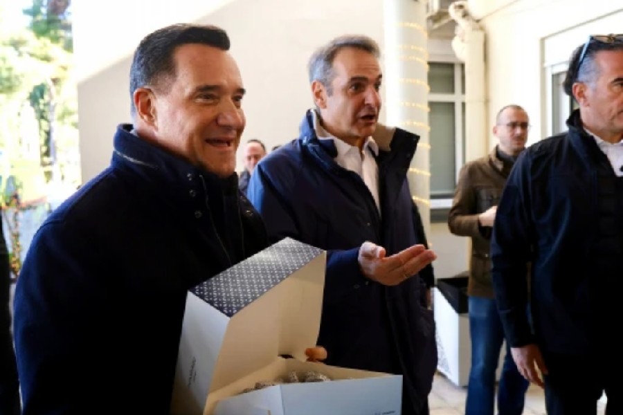 Επίσκεψη Μητσοτάκη στο «Γεννηματάς» – Ο Γεωργιάδης δίπλα του, μοίραζε γλυκά σε νοσηλευτές & ασθενείς